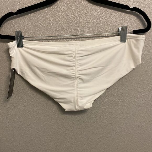 NWT- Vince Camuto- Solid white bikini bottoms with ruching- Size Large - Picture 4 of 6